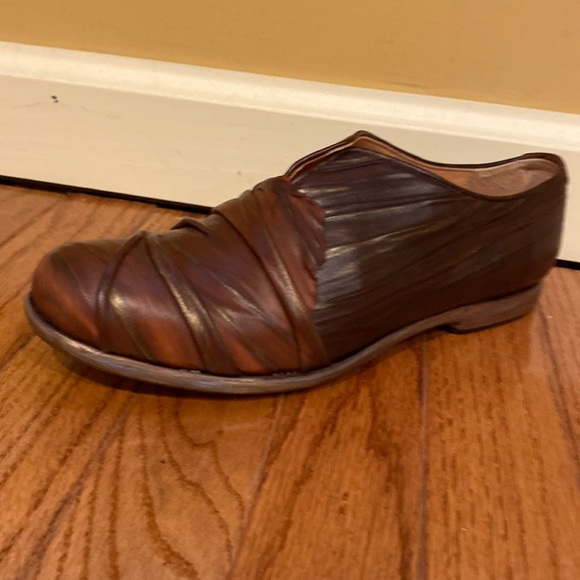 Handmade leather shoe by Harbinger - Picture 1 of 3
